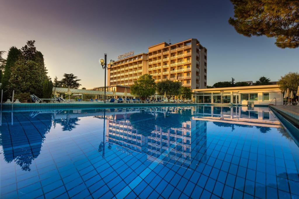 Bazén v ubytování Hotel Terme Antoniano nebo v jeho okolí