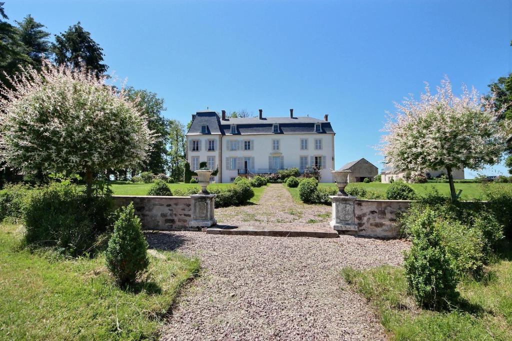 an image of a large house with a garden at Domaine de Mont in Mont-et-Marré