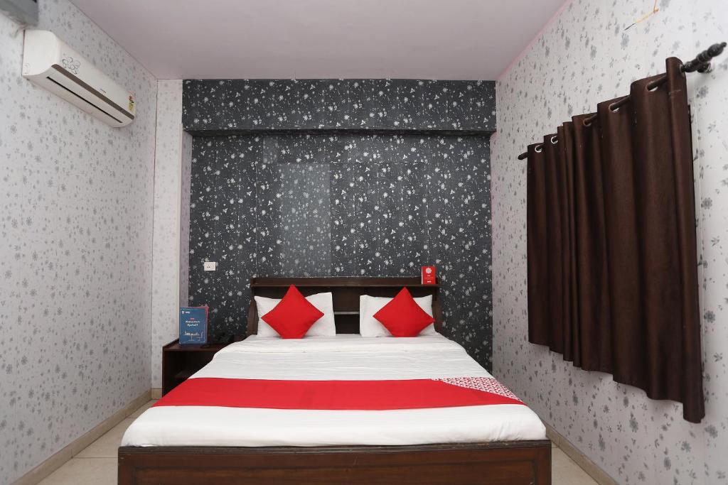 Cama ou camas em um quarto em OYO Flagship Sunrise Inn Guest House
