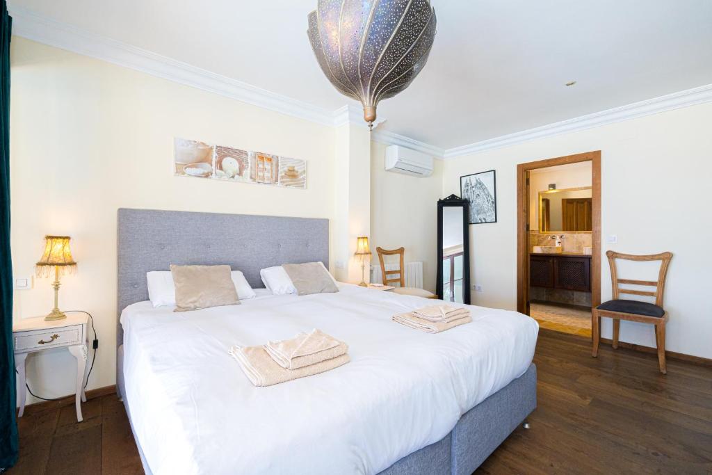 Postel nebo postele na pokoji v ubytování Stunning Villa Carichel Blanc