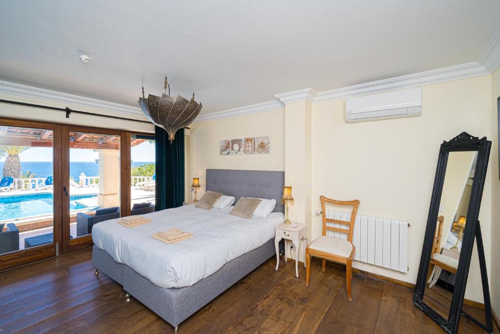 Postel nebo postele na pokoji v ubytování Stunning Villa Carichel Blanc