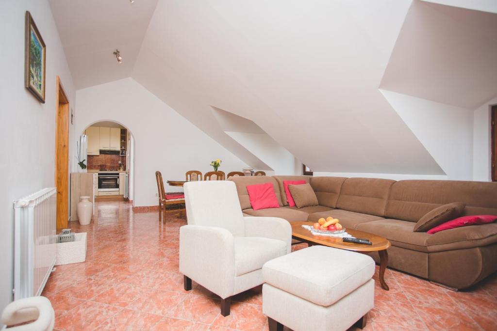 Posedenie v ubytovaní Apartments and rooms with a swimming pool Pucisca, Brac - 5637