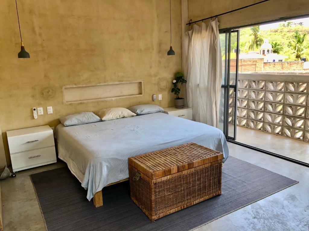 una camera da letto con un letto e una grande finestra di Casa Taller a Lo de Marcos