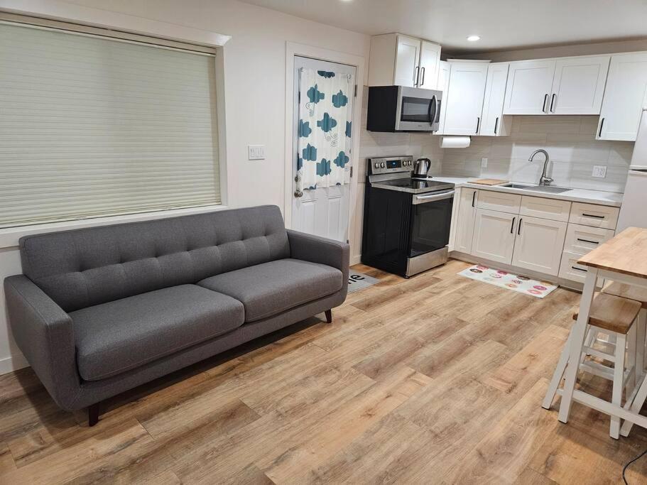 A seating area at Sunset location 2Bed/1Bath Apt close to Golden Gate Park