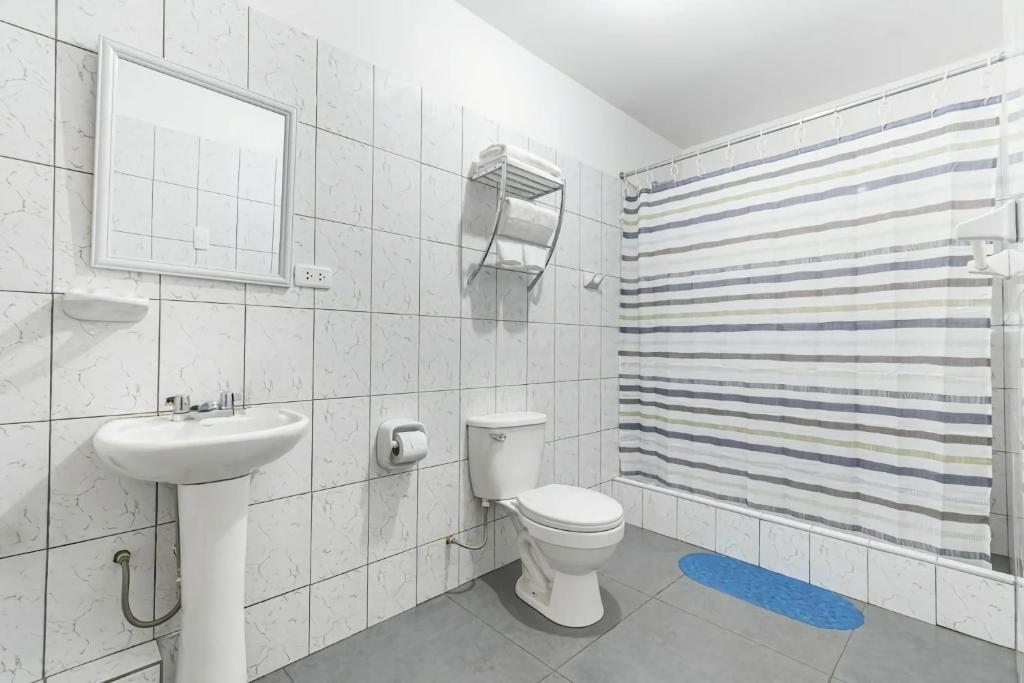 Koupelna v ubytování Kurmi Hostel Lima Airport