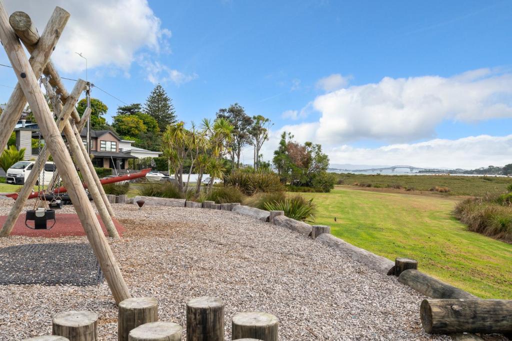 Luxury Sun Soaked Devonport Waterfront 4BR Home - Resim 11