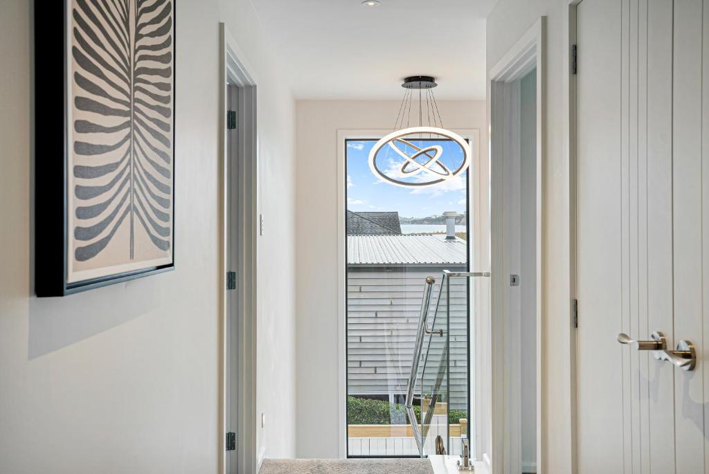 Luxury Sun Soaked Devonport Waterfront 4BR Home - Resim 12