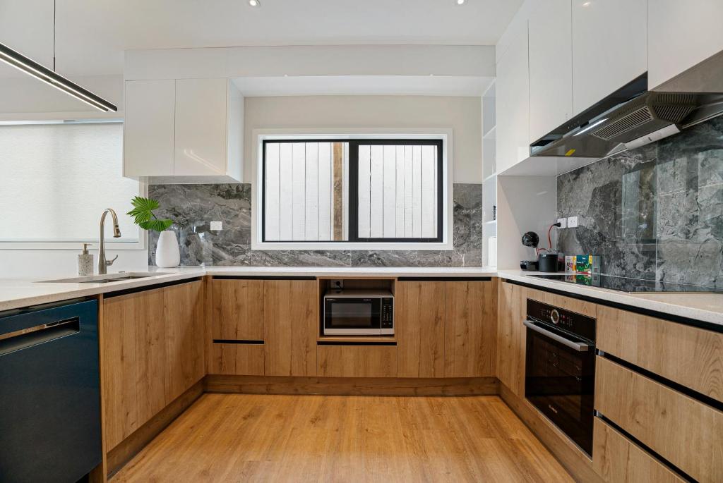 Luxury Sun Soaked Devonport Waterfront 4BR Home - Resim 17