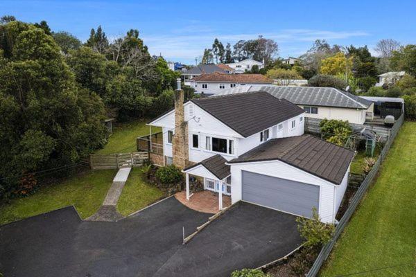 una vista aérea de una casa blanca con garaje en Rest & Relax Villa Whangarei en Whangarei