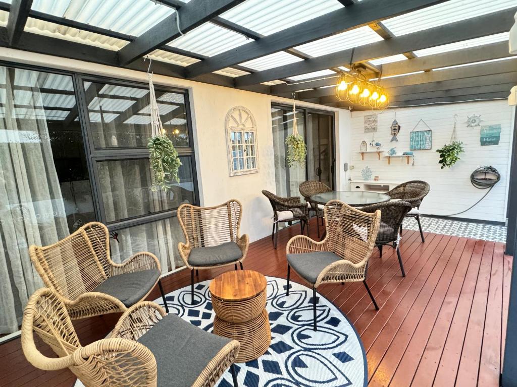 un patio con sillas y una mesa en una terraza en Minimalist room in Bonython Not Entire Unit en Tuggeranong