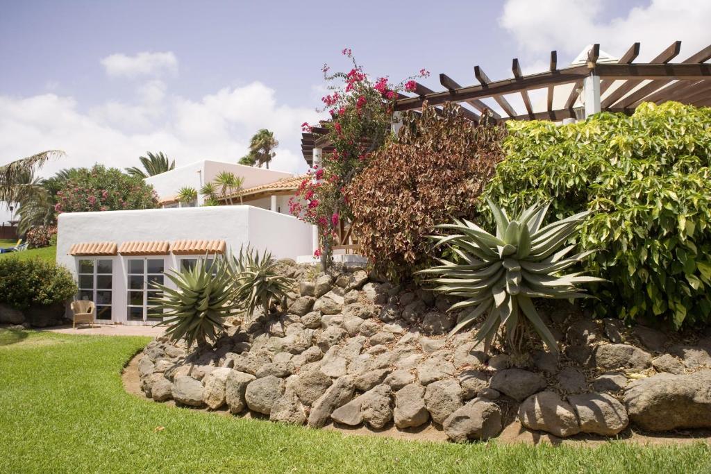a rock garden in front of a house at ROBINSON ESQUINZO PLAYA - All Inclusive in Morro del Jable