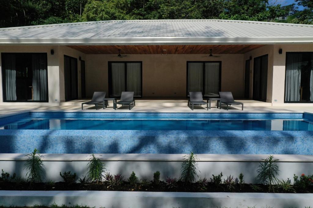 una piscina frente a una casa en Villa Estrella Pavones en Pavones