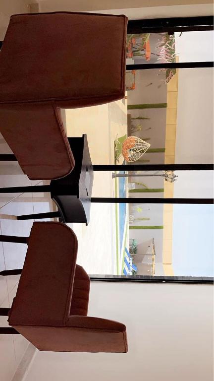 una silla sentada frente a una ventana en شاليه نايا, en Kerak