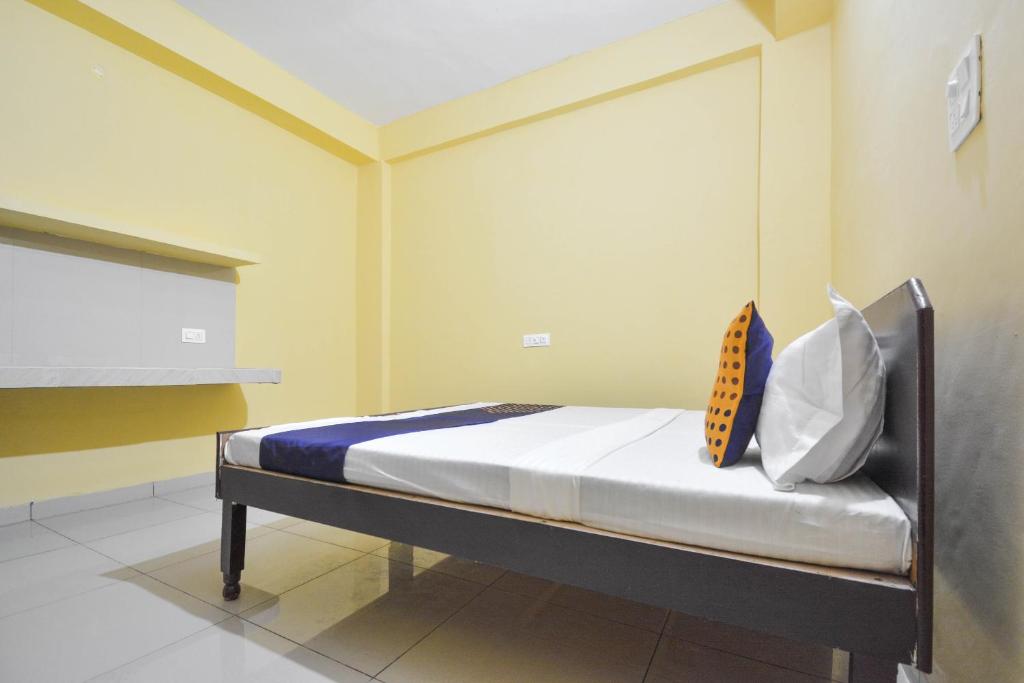 Cama ou camas em um quarto em SPOT ON Hotel Diamond