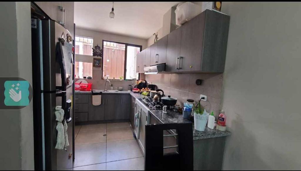 eine Küche mit grauen Schränken und einer Arbeitsplatte in der Unterkunft Casa Cuenca in Cuenca