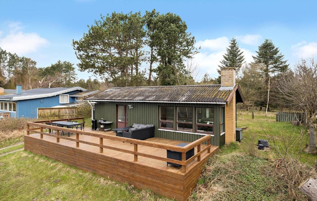 ein Haus mit einer großen Terrasse im Hof in der Unterkunft Beautiful Home In Kalundborg With Kitchen in Kalundborg