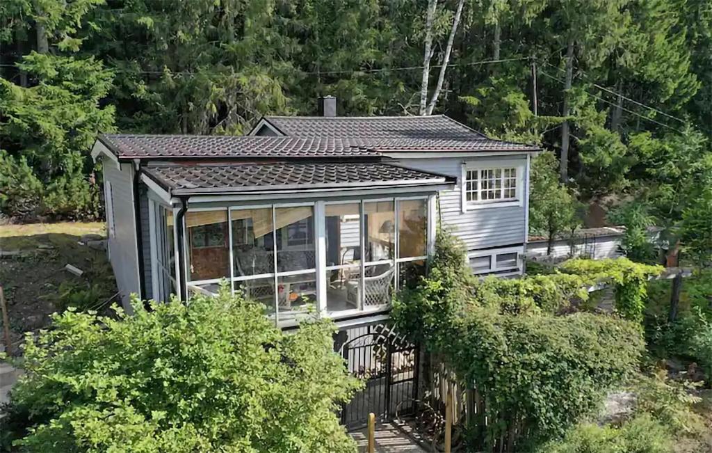 una pequeña casa con un porche cubierto en Gorgeous Home In Hrnsand With Wifi, en Härnösand