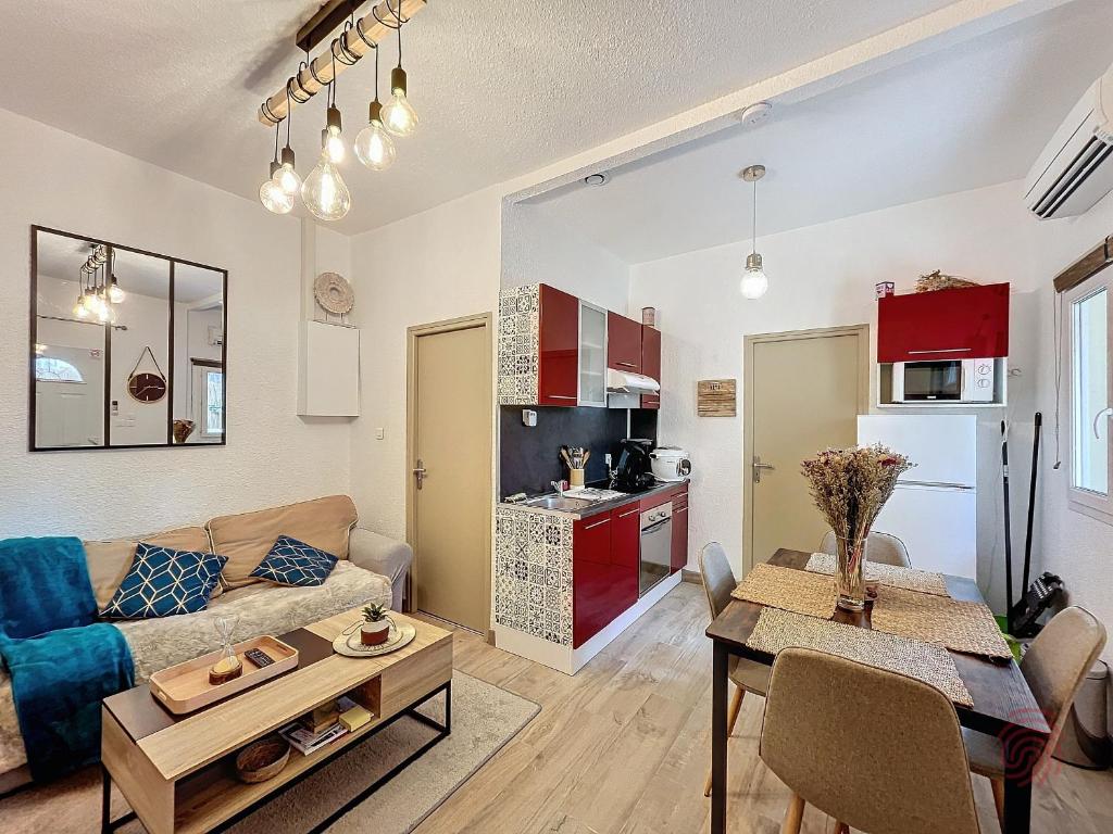 un salon avec un canapé et une table dans l'établissement Appartement F2 avec terrasse, climatisation et proche des Thermes - Lamalou-les-Bains - FR-1-451-202, à Lamalou-les-Bains
