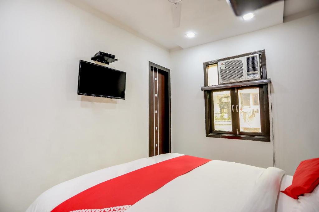 A television and/or entertainment centre at OYO Anshun Residency Near M2k Cinemas Rohini