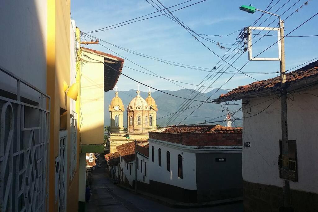 Blick auf ein Gebäude mit einer Kirche in der Ferne in der Unterkunft Aparta-estudio amoblado 202, 2p, wifi in Socorro