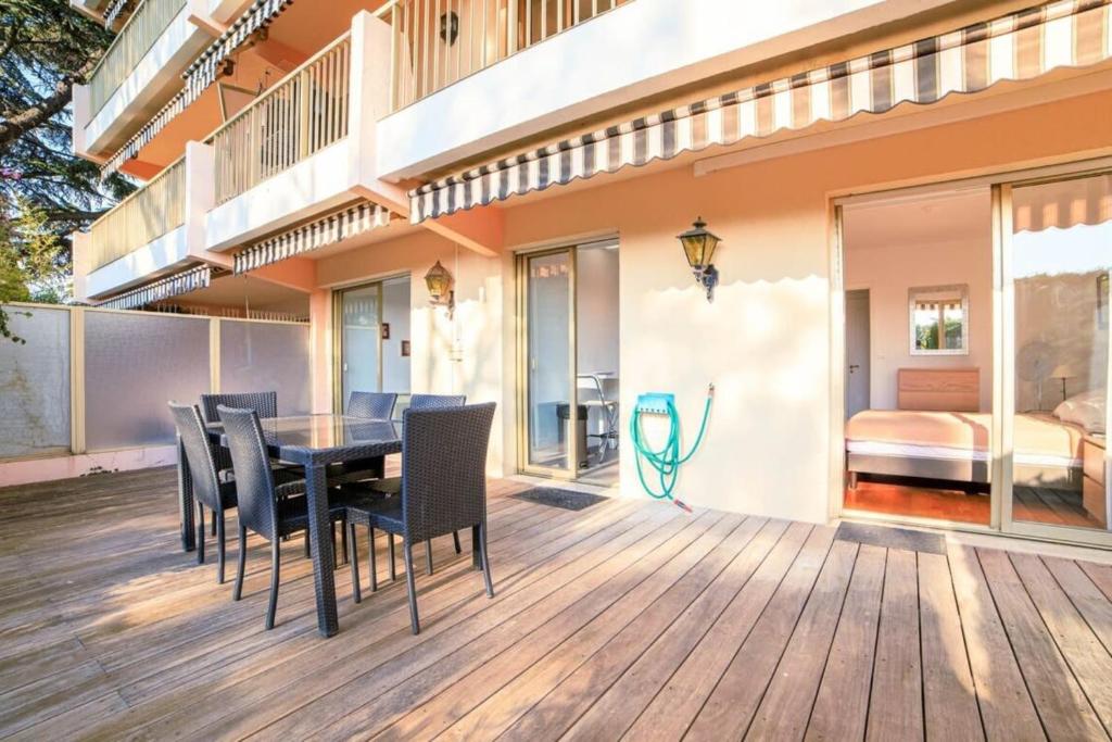 een terras met een tafel en stoelen bij Cap les pins furnished flat in Antibes