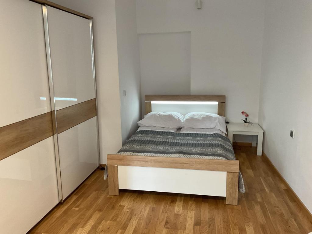 Dormitorio pequeño con cama y armario en Apartment na Zamkowej, en Cracovia