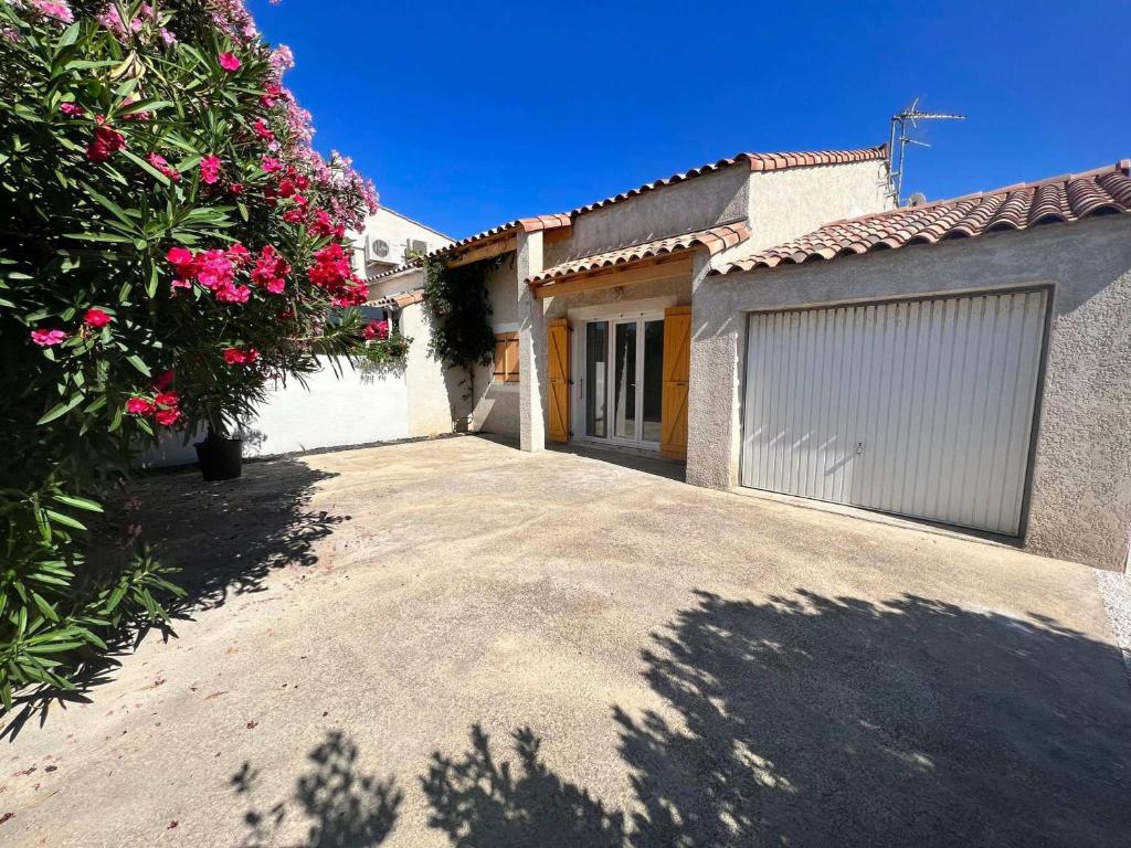 une allée en face d'une maison avec garage dans l'établissement Maison T3 avec mezzanine et garage, proche plage, idéale pour 6 pers. avec terrasse et équipements complets - FR-1-784-1, à Gruissan