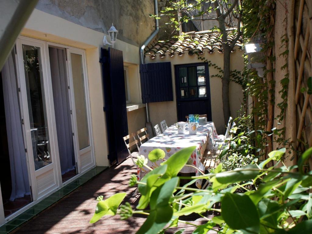 - une table et des chaises dans une cour avec une table et des chaises dans l'établissement Grande maison à Gruissan - 13 couchages, salle de jeux, Wi-Fi, à côté du marché et restaurants - FR-1-784-12, à Gruissan
