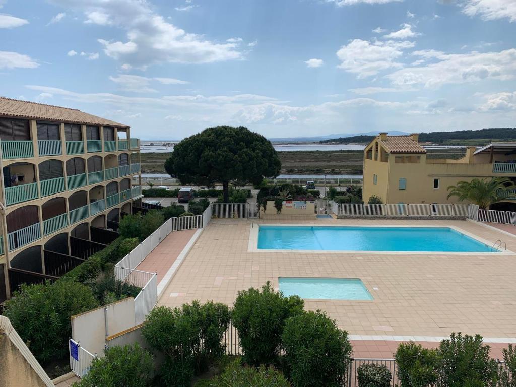 Photo de la galerie de l'établissement Charmant T2 Mezzanine à Gruissan avec Terrasse, Piscine et Parking Privé - FR-1-784-14, à Gruissan