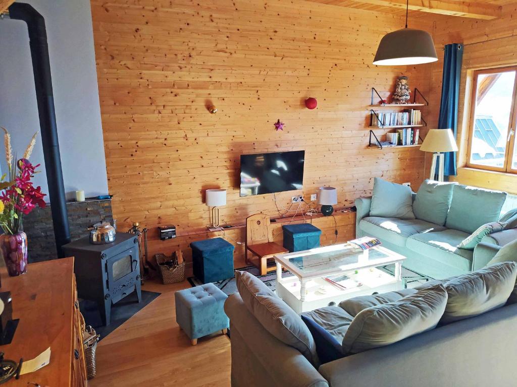 a living room with a couch and a tv at Chalet Saint-François-Longchamp, 2 pièces, 8 personnes - FR-1-635-139 in Saint-François-Longchamp