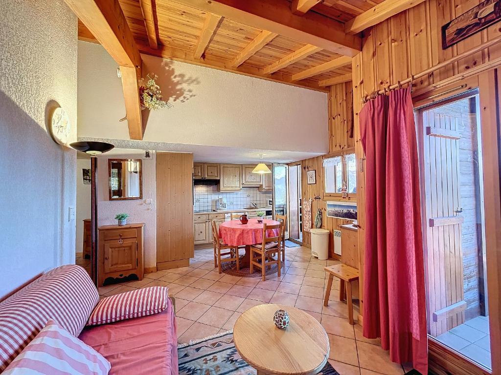 un salon avec une table et une cuisine dans l'établissement Appartement avec garage proches ski bus à Combloux - FR-1-560-126, à Combloux