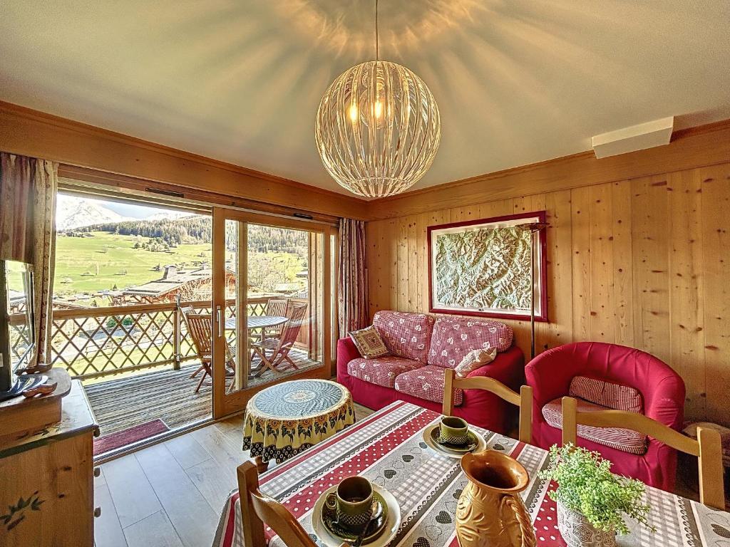 un salon avec un canapé et une table dans l'établissement Appartement 2 chambres avec parking et wifi à Combloux - FR-1-560-124, à Combloux