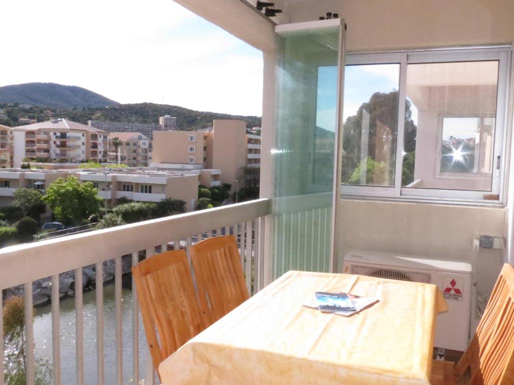 une table et des chaises sur un balcon avec vue dans l'établissement Appartement 2 pièces climatisé, calme, proche centre-ville et plage, avec balcon - Sainte-Maxime - FR-1-780-78, à Sainte-Maxime