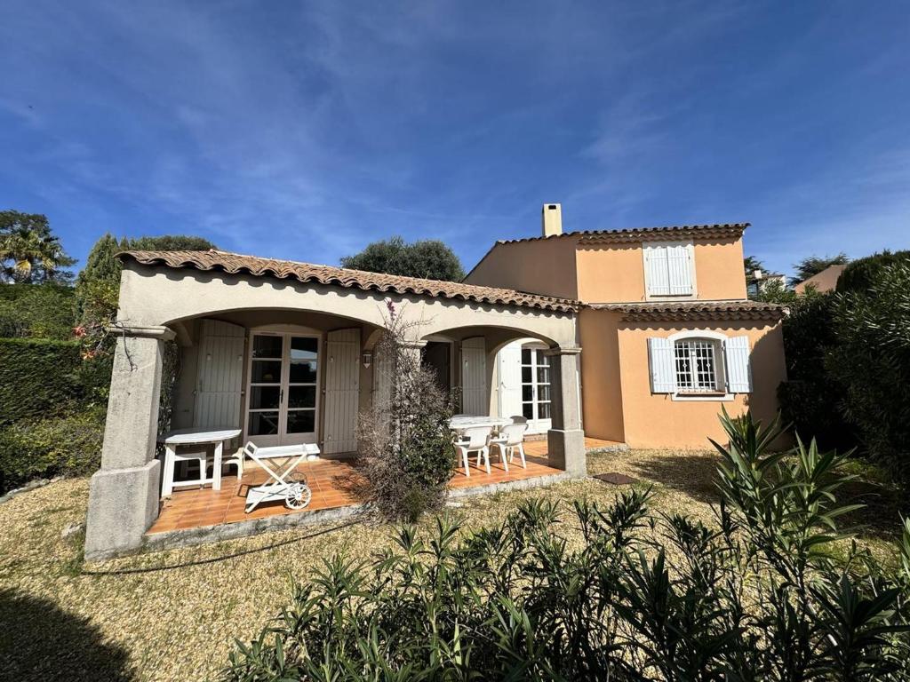 une maison avec une terrasse couverte et un patio dans l'établissement Maison Individuelle 2 Chambres avec Jardin, Piscine et Tennis, Proche du Centre-Village - FR-1-726-44, à La Croix-Valmer