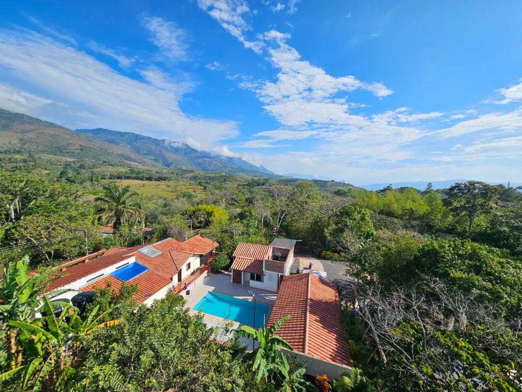 uma vista aérea de uma casa com piscina em Hotel Finca Recreacional La Fortaleza 