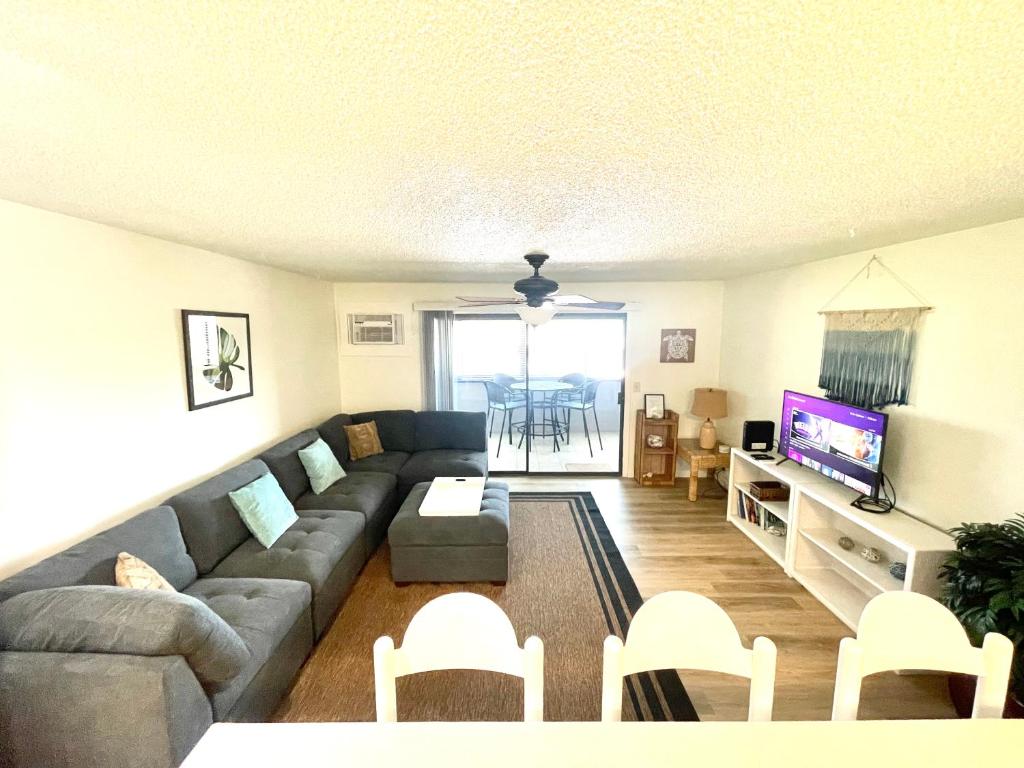 Posezení v ubytování Kona 1br condo on Alii Dr saltwater pool surf sun AC close to magic sands beach