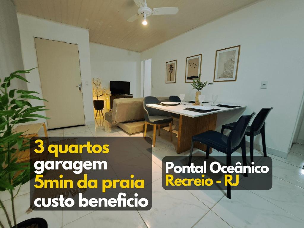 Confortável 3qts Vaga 5 min Praia do Recreio - Rock In Rio في ريو دي جانيرو: غرفة معيشة مع طاولة وكراسي في غرفة