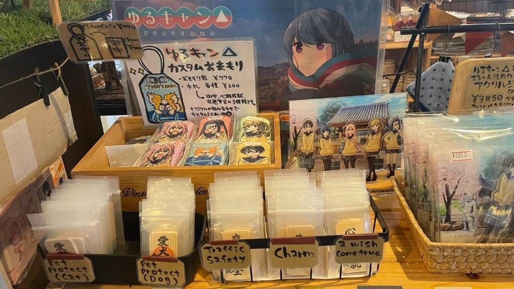 una pantalla de sushiaminas y otros productos sobre un cuadro en "Yurucamp" "聖地" real-anime-place camping with custom rental plan en Furuzeki