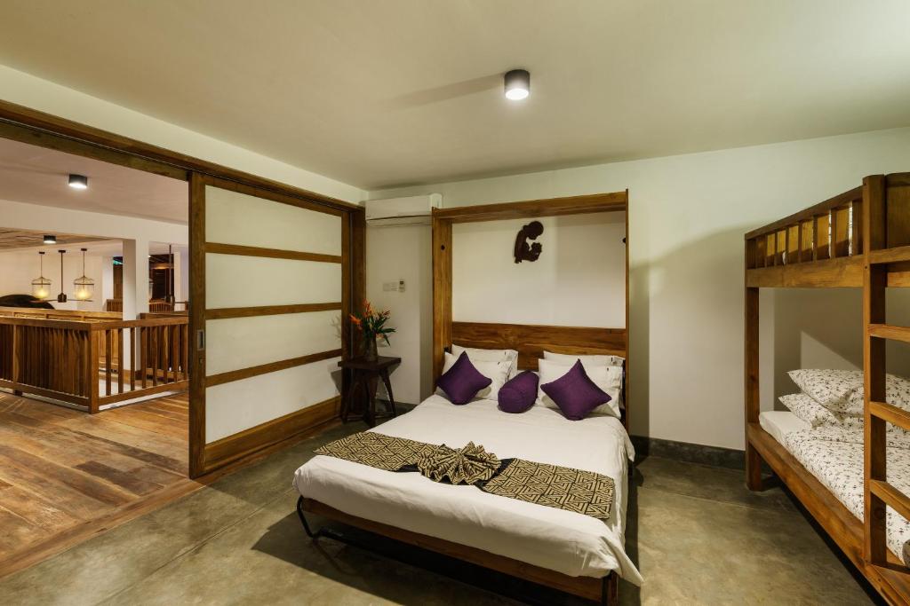 Postel nebo postele na pokoji v ubytování Royal Indigo Villa