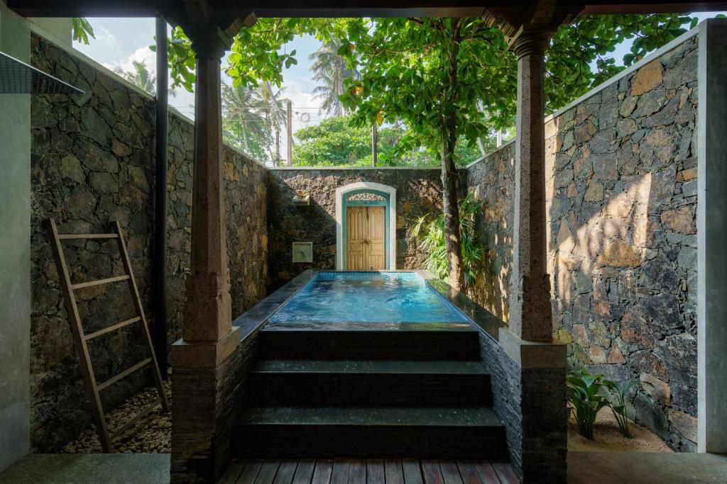 Bazén v ubytování Royal Indigo Villa nebo v jeho okolí