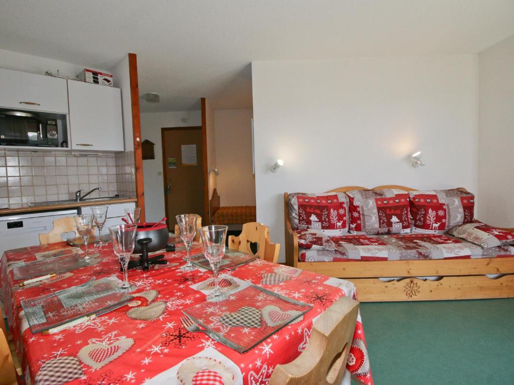 Cette chambre comprend 2 lits et une table avec des verres à vin. dans l'établissement Appartement Saint-François-Longchamp, 2 pièces, 6 personnes - FR-1-635-140, à Saint-François-Longchamp