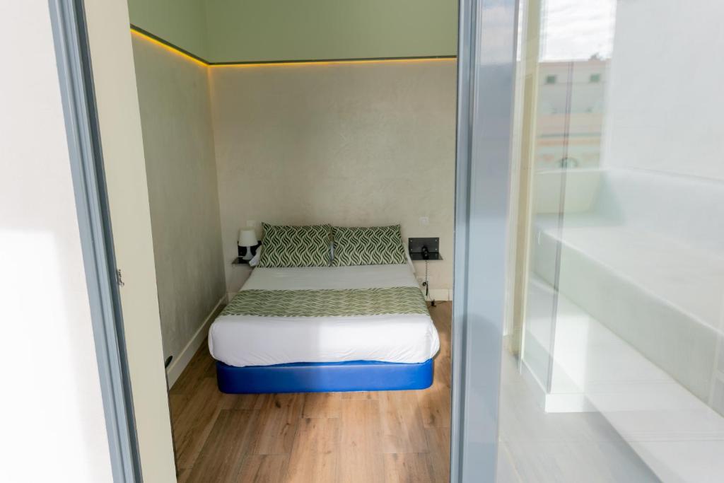 رزرو هتل، Hostal Charlotte-Gran Vía، آژانس مسافرتی آسمان سپید