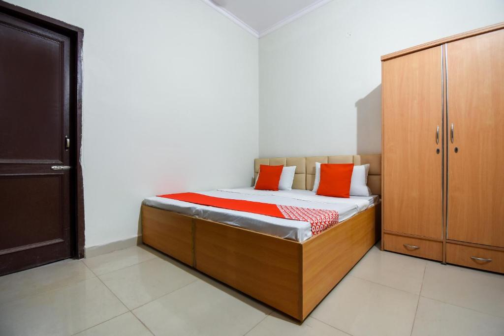 a small bedroom with a bed and a cabinet at OYO Sabtera Homes in Kharar
