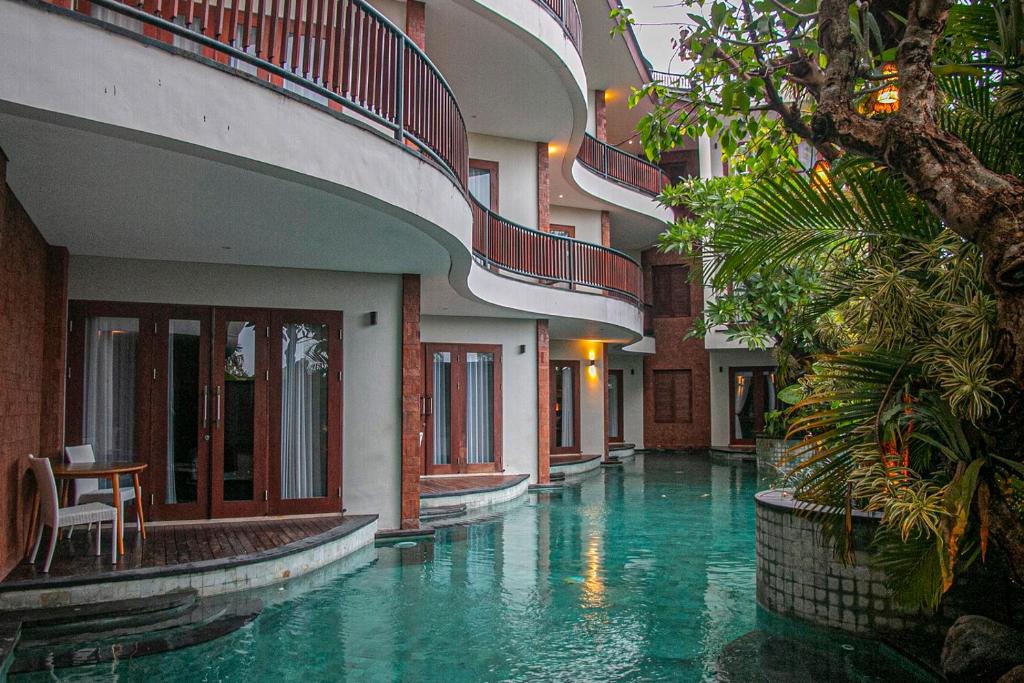 a swimming pool in the middle of a building at djabu Seminyak Hotel in Seminyak