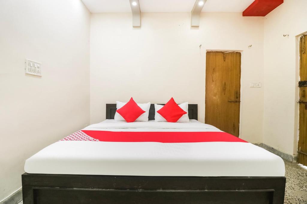 Posteľ alebo postele v izbe v ubytovaní OYO Hotel Kalyug Palace