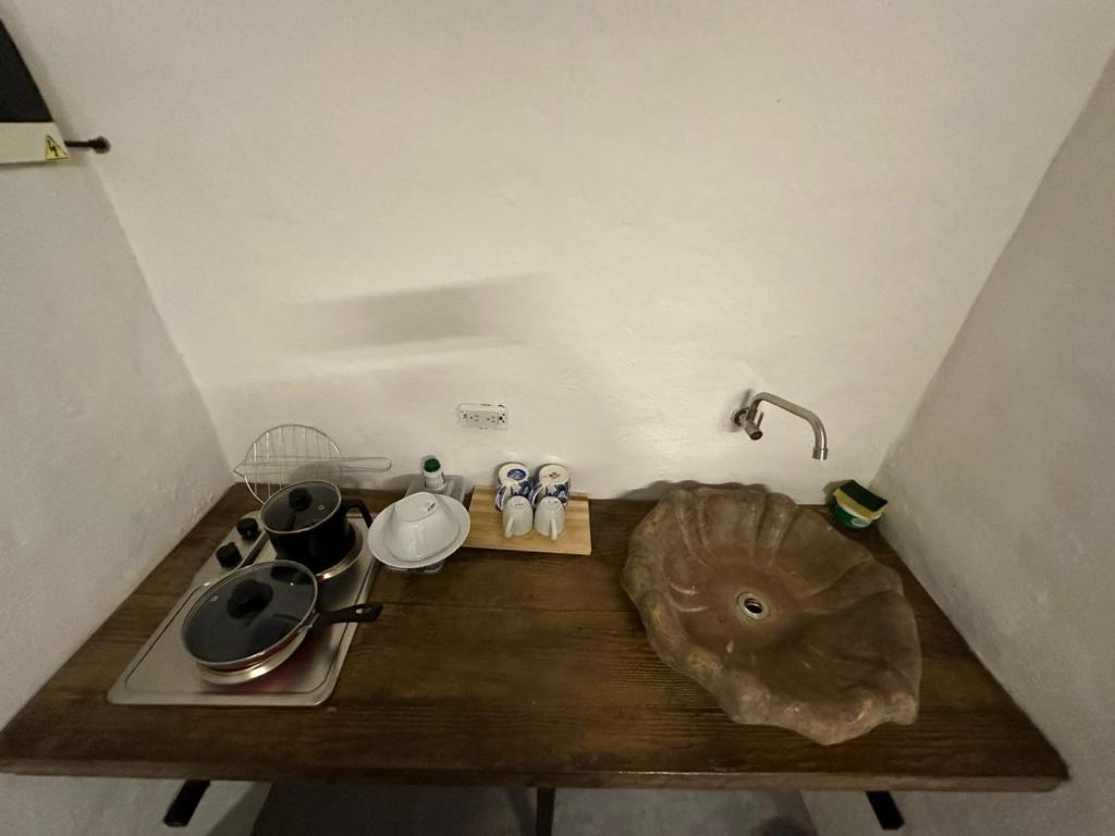 uma cozinha com um balcão de madeira e um lavatório em Flor del Monte em Sopetrán