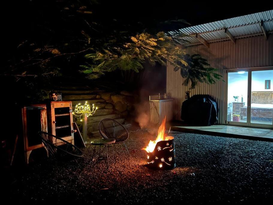 un fuego en medio de una habitación en Tiny House Farmstay Mount Warning, en Eungella