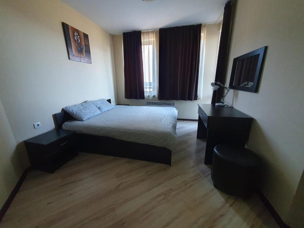 ein Hotelzimmer mit einem Bett und einem Fenster in der Unterkunft Dream Holiday apartment in Bansko