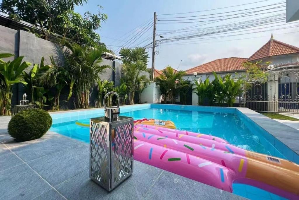 Kolam renang di atau dekat dengan 泰家帕山五卧室家庭别墅