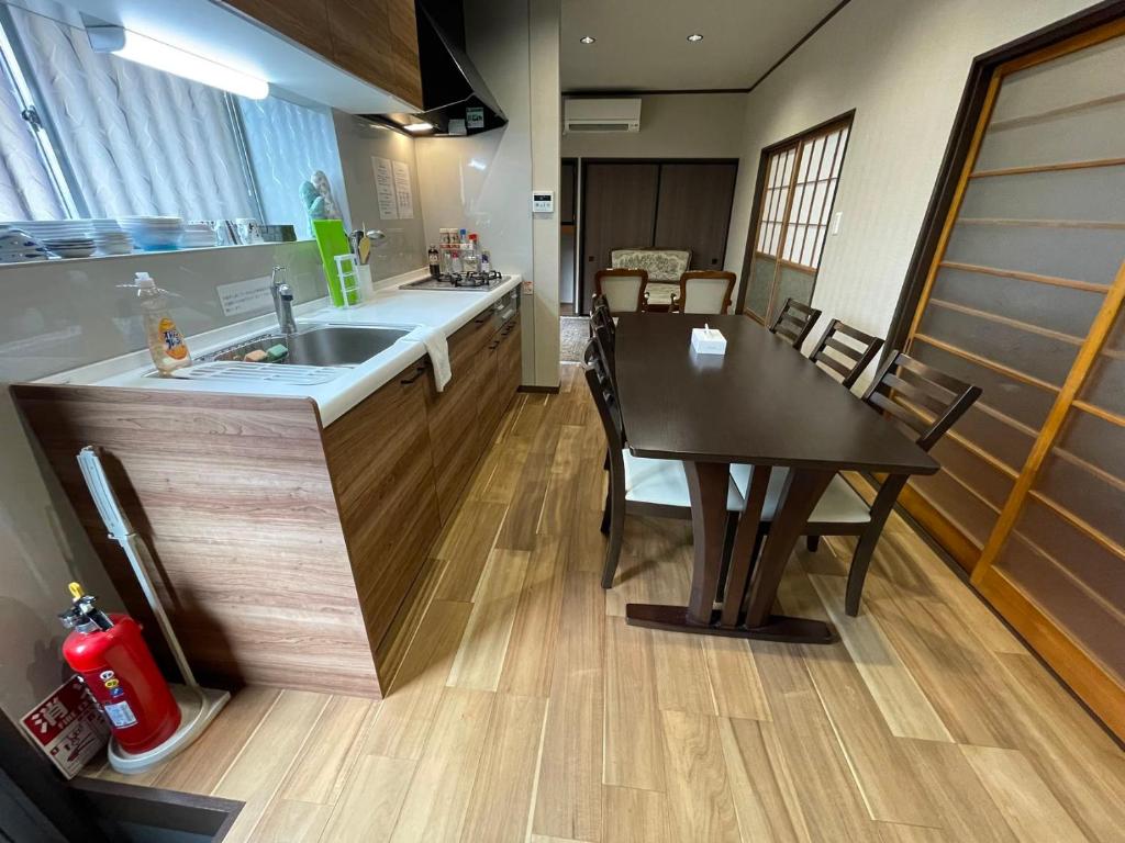 Kuchyň nebo kuchyňský kout v ubytování NEW OPEN『天然温泉』芦ノ湖畔の完全貸切別荘